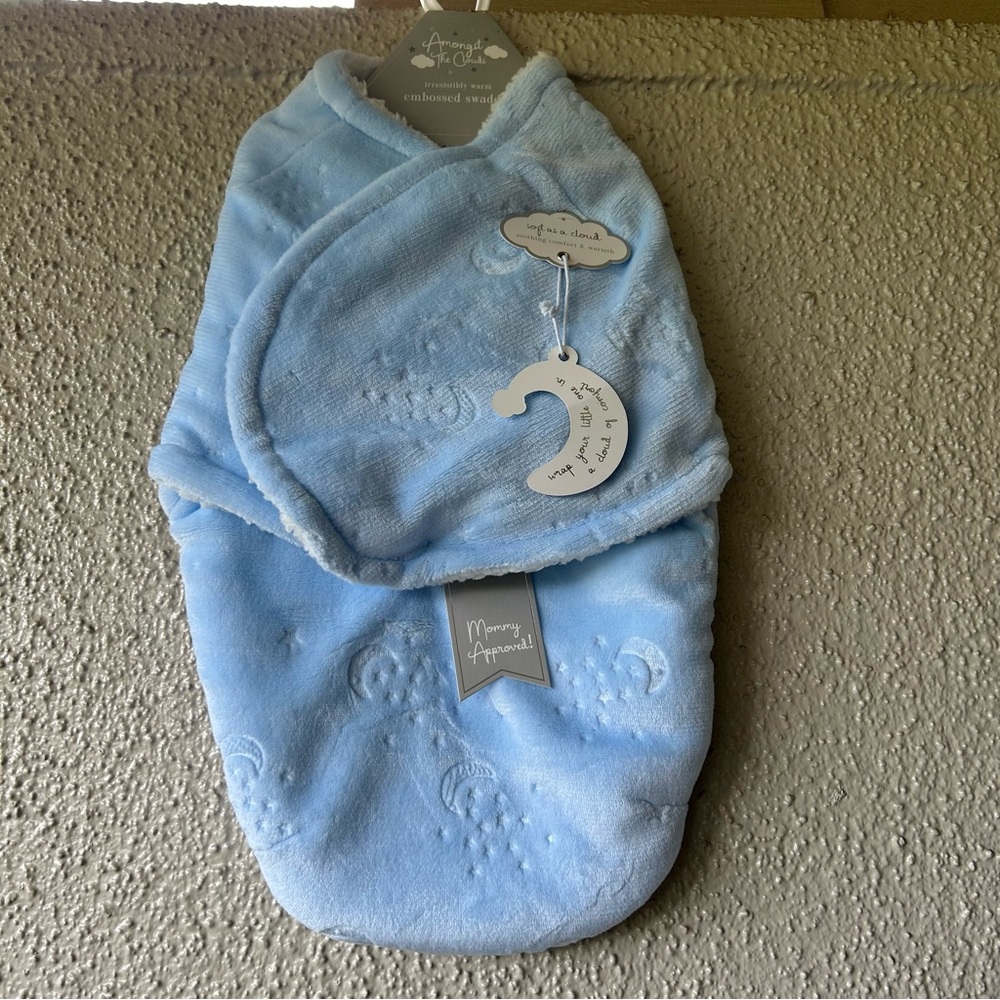Amongst The Clouds irresistibly warm embossed swaddle blanket blue 0-3 month NWT